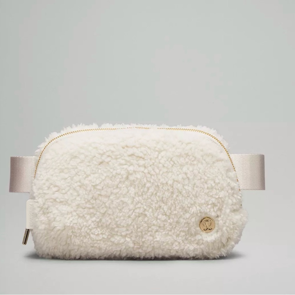 Lululemon Everywhere Fleece Belt Bag
IL White Opal/Gold
